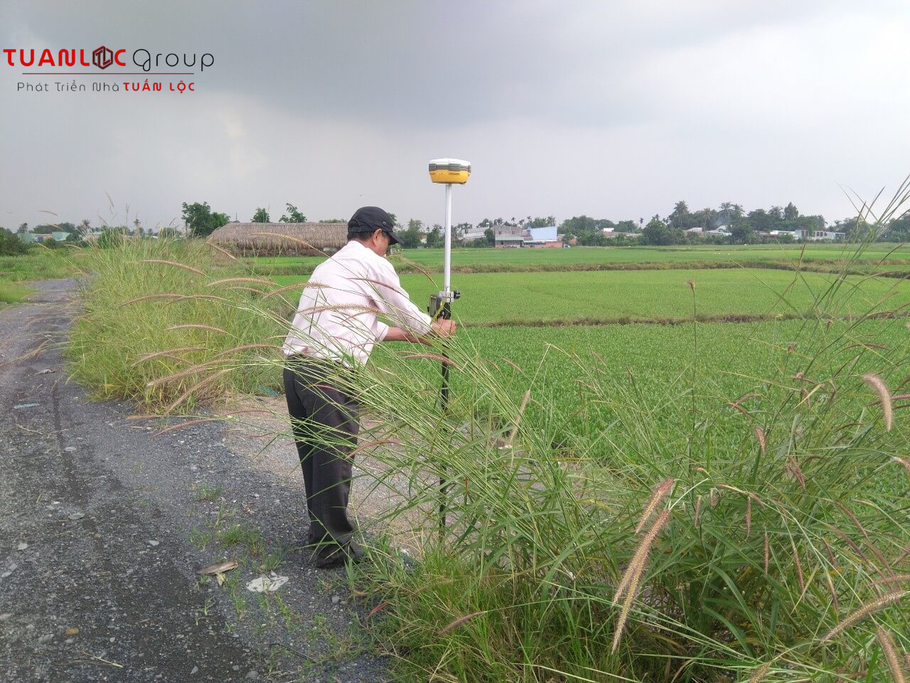 Công ty Tuấn Lộc đo đạc để phục vụ cắm mốc tách thửa cho khách hàng