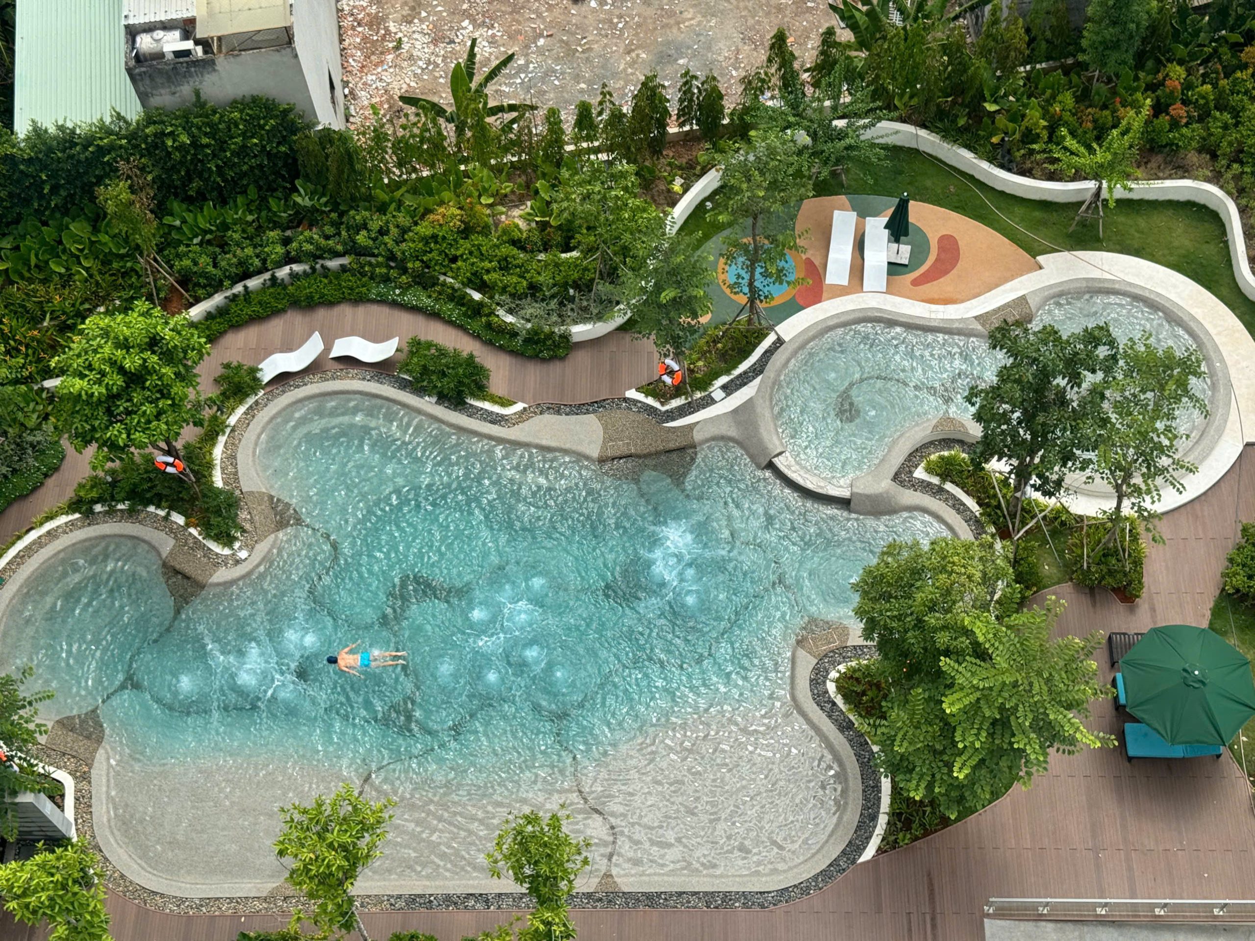 Review các dự án căn hộ trục QL13 hiện tại 2026 3 Hồ bơi Urban Green